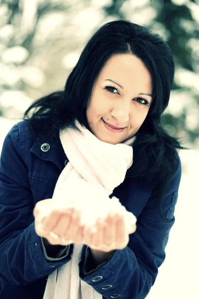 Sneeuw winter vrouw portret buitenshuis op besneeuwde witte winterdag. — Stockfoto