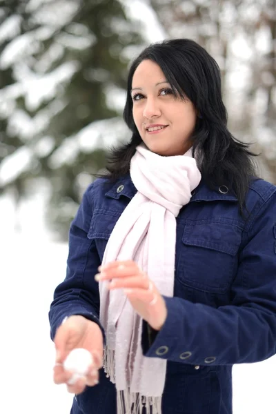 Portret kobiecy zima śnieg na zewnątrz na mroźną zimę biały dzień. — Zdjęcie stockowe
