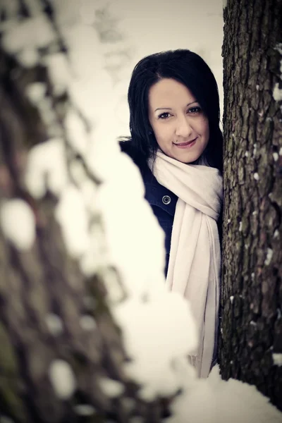 Neige hiver femme portrait à l'extérieur sur enneigé blanc jour d'hiver . — Photo