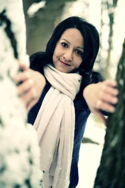 Sneeuw winter vrouw portret buitenshuis op besneeuwde witte winterdag. — Stockfoto