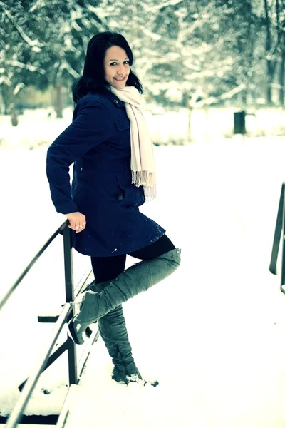 눈 덮인 하얀 겨울 날에 야외에서 눈 겨울 여자 초상화. — 스톡 사진