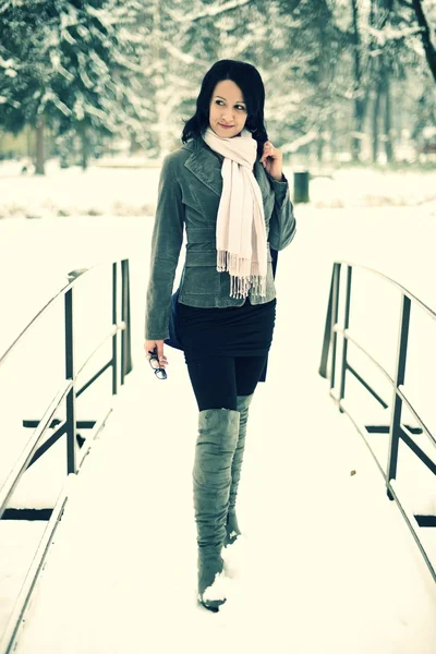 Inverno de neve mulher retrato ao ar livre no dia de inverno branco nevado . — Fotografia de Stock