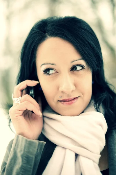 Young woman using mobile phone outdoors — Stock Photo, Image