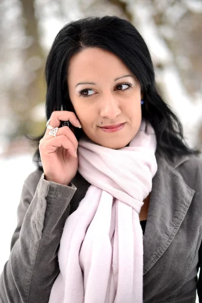 Junge Frau benutzt Handy im Freien — Stockfoto