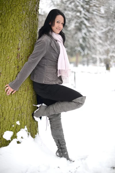 Sníh zima žena portrét venku na sněhově bílé zimní den. — Stock fotografie
