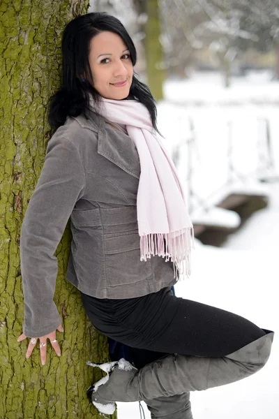 Nieve mujer de invierno retrato al aire libre en nevado día de invierno blanco . — Foto de Stock