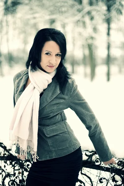 Hó téli nő portré kint a havas, fehér téli nap. — Stock Fotó