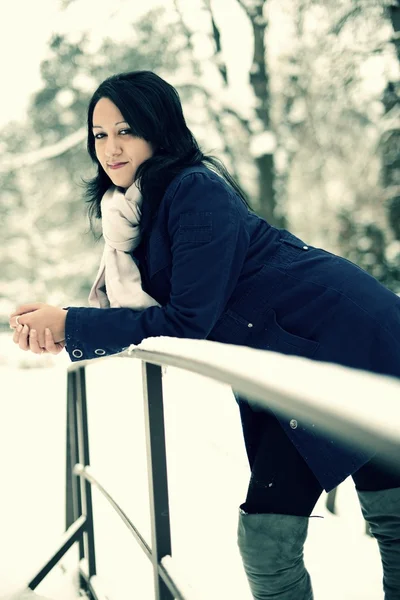 눈 덮인 하얀 겨울 날에 야외에서 눈 겨울 여자 초상화. — 스톡 사진