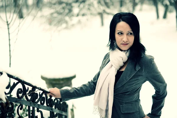 Nieve mujer de invierno retrato al aire libre en nevado día de invierno blanco . — Foto de Stock