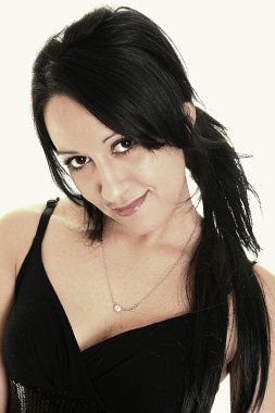 beyaz zemin üzerinde mutlu bir genç kadının portresi