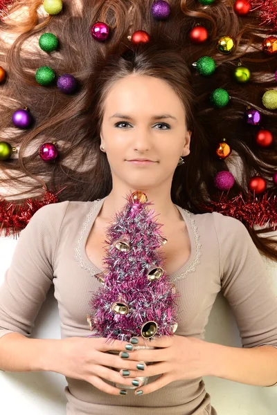 Donna con albero di Natale — Foto Stock