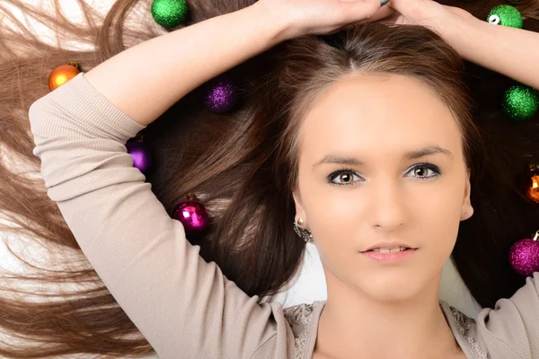 Mulher encantadora com bolas de Natal — Fotografia de Stock