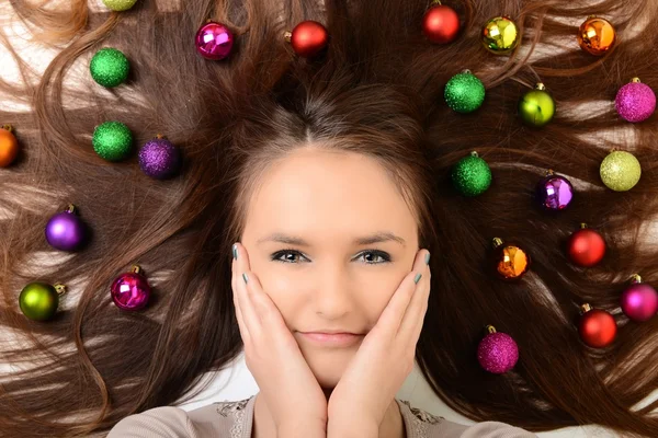 Mooie vrouw met kerstballen — Stockfoto