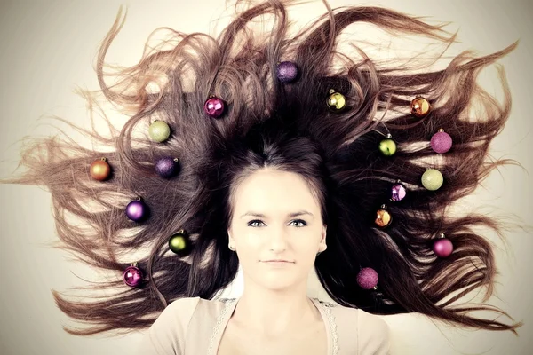 Прекрасная женщина с рождественскими яйцами — стоковое фото