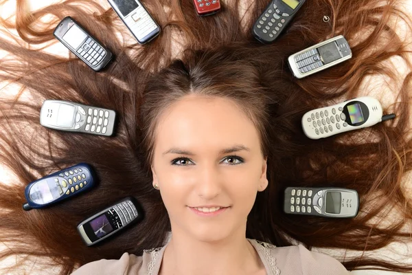 Портрет счастливой женщины с мобильными телефонами — стоковое фото