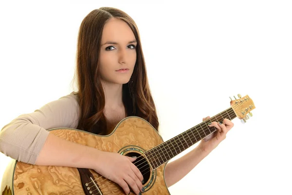 Schönes Mädchen, das Gitarre spielt — Stockfoto