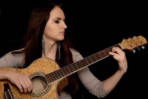 Bella ragazza che suona la chitarra — Foto Stock