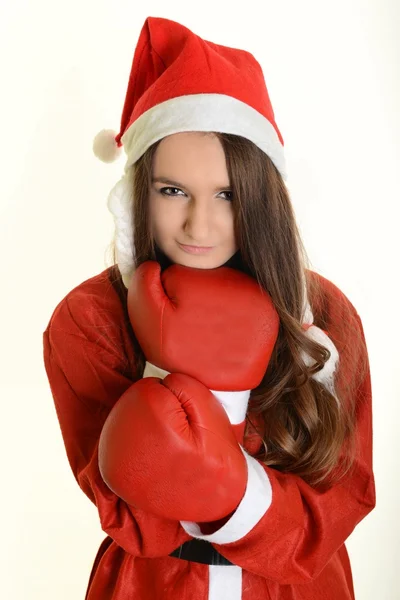 Weihnachtsfrau schlägt mit Boxhandschuhen und roter Weihnachtsmütze zu — Stockfoto