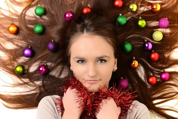 Foto de mujer encantadora con bolas de Navidad — Foto de Stock