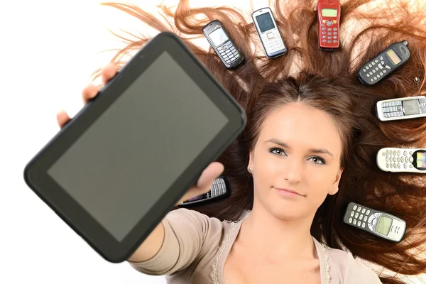 Ung vacker kvinna med mobiltelefoner — Stockfoto