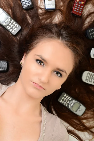 Mujer hermosa joven con teléfonos celulares —  Fotos de Stock