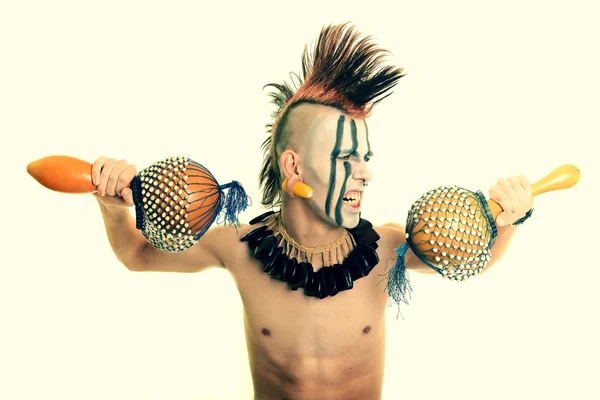 Inheemse Indiaan met maracas — Stockfoto