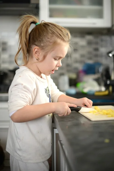 Little girl in kitchen — Stock Photo, Image