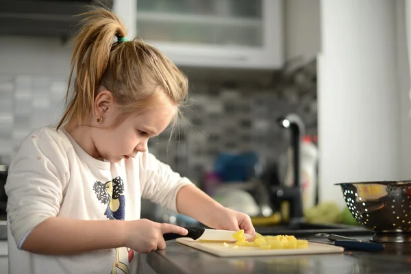 Little girl in kitchen — Stock Photo, Image