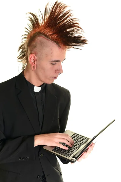 Punková kněz s notebookem — Stock fotografie