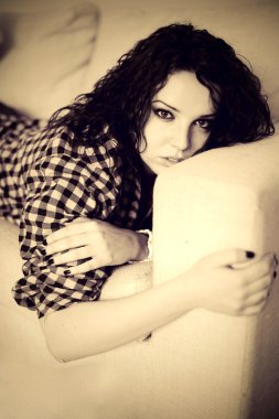 gülümsemek gülümseyen güzel bir genç kadının