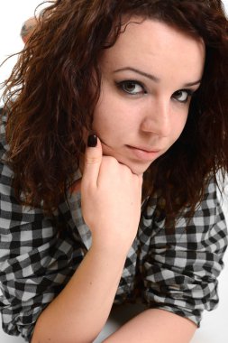 kadın güzellik uzun siyah saçlı - stüdyoda poz