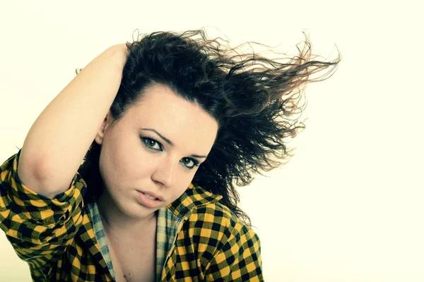 Mulher com beleza cabelo preto longo posando no estúdio — Fotografia de Stock