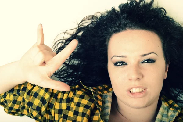 Frau mit schönen langen schwarzen Haaren - posiert im Studio — Stockfoto