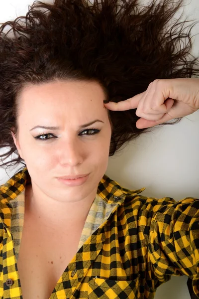 Mulher com beleza cabelo preto longo posando no estúdio — Fotografia de Stock