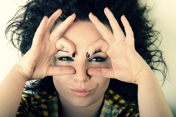 Vrouw met schoonheid lange zwarte haren - poseren in studio — Stockfoto