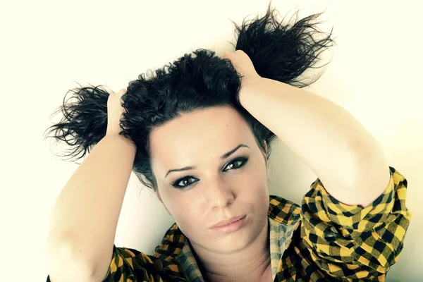 Femme avec de longs cheveux noirs beauté - posant au studio — Photo