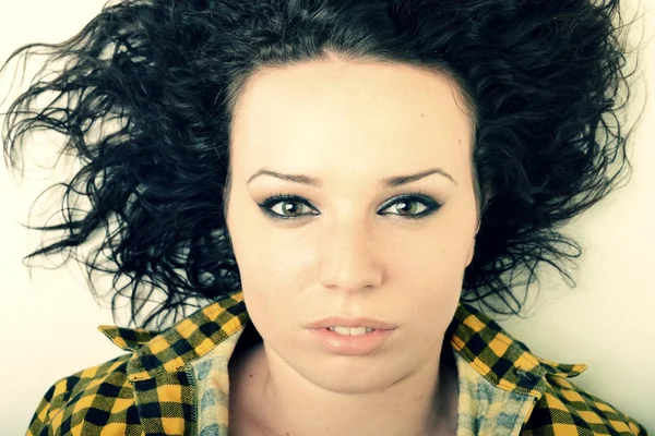 Frau mit schönen langen schwarzen Haaren - posiert im Studio — Stockfoto