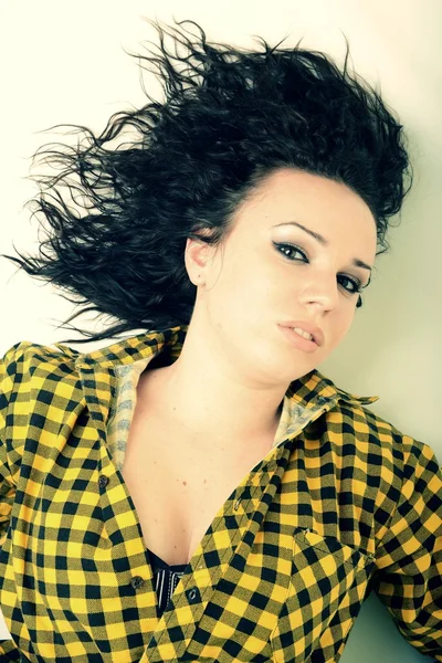 Γυναίκα με ομορφιά μακριά μαύρα μαλλιά - θέτουν στο στούντιο — ストック写真