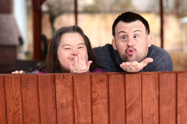 Casal de amor com síndrome de down — Fotografia de Stock