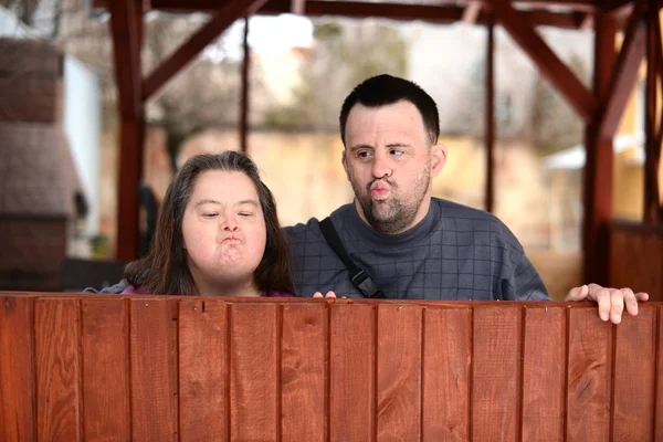 Láska pár s Downovým syndromem — Stock fotografie