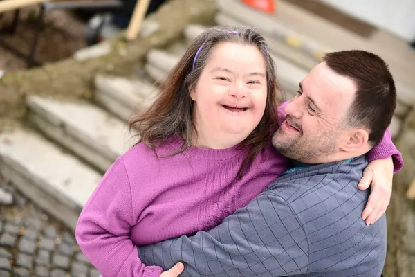 Casal de amor com síndrome de down — Fotografia de Stock