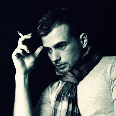 genç adam bir sigara