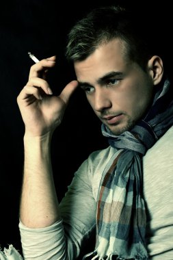 genç adam bir sigara