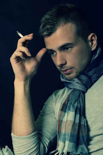 Junger Mann raucht eine Zigarette — Stockfoto