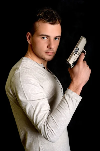 Fiatal férfi fegyverrel — Stock Fotó