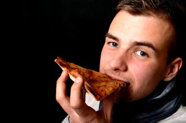 genç adam yemek pizza