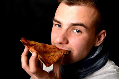 genç adam yemek pizza