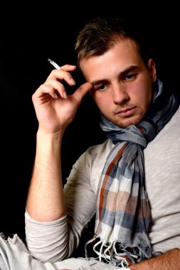 genç adam bir sigara