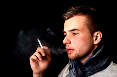 genç adam bir sigara