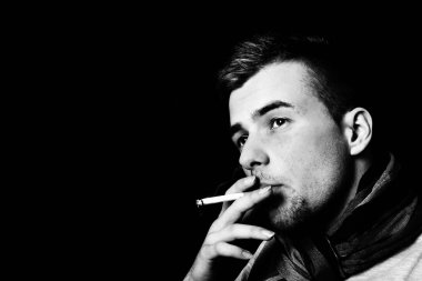 genç adam bir sigara